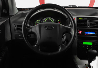Подержанный автомобиль Hyundai Tucson 2007 года (11 фото)