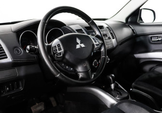 Подержанный автомобиль Mitsubishi Outlander 2012 года (7 фото)