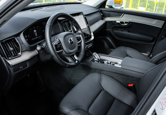 Подержанный автомобиль Volvo XC90 2025 года (12 фото)