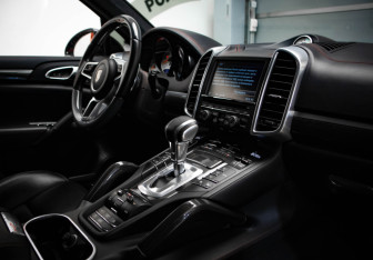 Подержанный автомобиль Porsche Cayenne 2015 года (26 фото)
