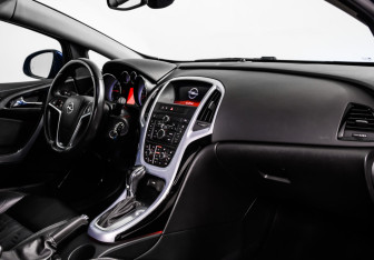 Подержанный автомобиль Opel Astra Hatchback 2014 года (9 фото)