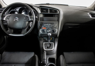 Подержанный автомобиль Citroen C4 Hatchback 2012 года (11 фото)