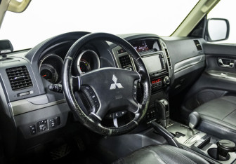 Подержанный автомобиль Mitsubishi Pajero 2014 года (10 фото)