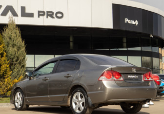 Подержанный автомобиль Honda Civic Sedan 2008 года (5 фото)