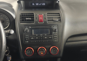 Подержанный автомобиль Subaru XV 2012 года (14 фото)