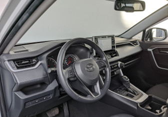 Подержанный автомобиль Toyota RAV4 2021 года (15 фото)