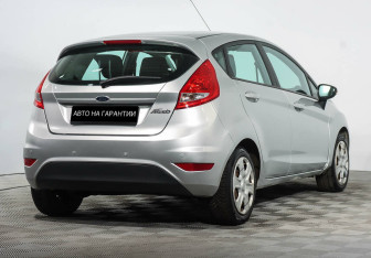 Подержанный автомобиль Ford Fiesta Hatchback 2012 года (3 фото)
