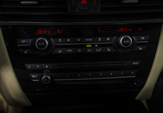 Подержанный автомобиль BMW X5 2014 года (16 фото)