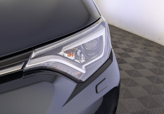 Подержанный автомобиль Toyota RAV4 2018 года (11 фото)