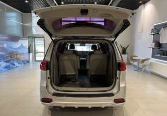 Подержанный автомобиль Kia Carnival 2018 года (9 фото)