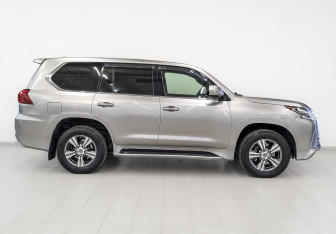 Подержанный автомобиль Lexus LX 2019 года (4 фото)