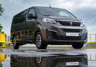 Подержанный автомобиль Peugeot Traveller 2022 года (3 фото)