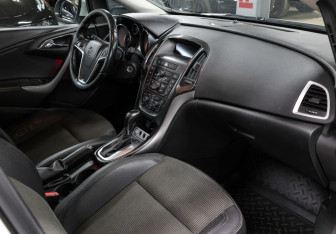 Подержанный автомобиль Opel Astra Hatchback 2012 года (11 фото)
