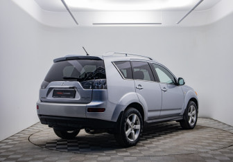 Подержанный автомобиль Mitsubishi Outlander 2008 года (5 фото)
