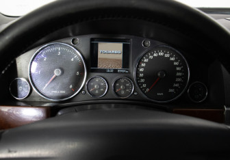 Подержанный автомобиль Volkswagen Touareg 2004 года (12 фото)