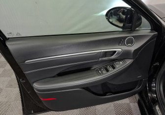 Подержанный автомобиль Hyundai Sonata 2022 года (18 фото)