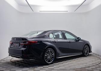 Подержанный автомобиль Toyota Camry Sedan 2025 года (5 фото)