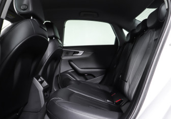 Подержанный автомобиль Audi A4 Sedan 2017 года (12 фото)