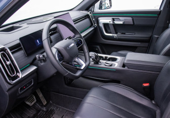 Подержанный автомобиль Jaecoo J7 2024 года (10 фото)