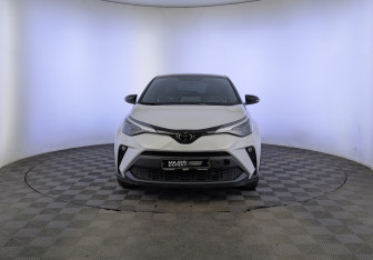 Подержанный автомобиль Toyota C-HR 2021 года (2 фото)