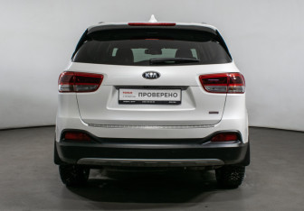 Подержанный автомобиль Kia Sorento 2017 года (6 фото)