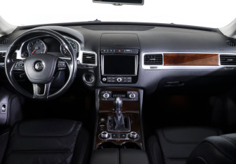Подержанный автомобиль Volkswagen Touareg 2015 года (12 фото)
