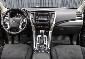 Подержанный автомобиль Mitsubishi Pajero Sport 2019 года (13 фото)