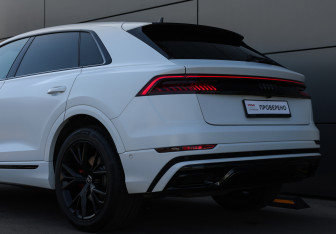 Подержанный автомобиль Audi Q8 2018 года (26 фото)