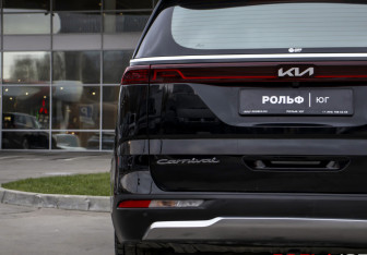 Подержанный автомобиль Kia Carnival 2021 года (28 фото)