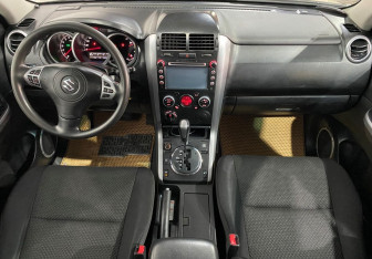 Подержанный автомобиль Suzuki Grand Vitara 2010 года (11 фото)