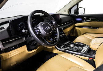 Подержанный автомобиль Kia Carnival 2021 года (21 фото)