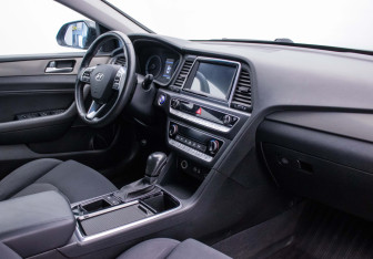 Подержанный автомобиль Hyundai Sonata 2018 года (10 фото)
