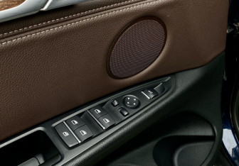 Подержанный автомобиль BMW X5 2017 года (19 фото)