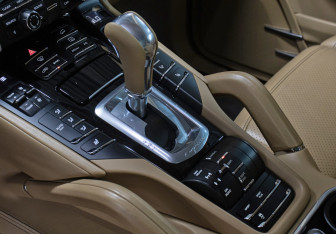 Подержанный автомобиль Porsche Cayenne 2015 года (18 фото)