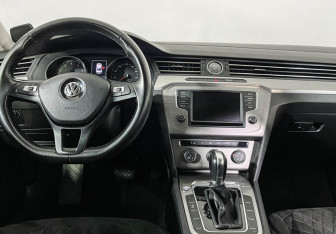 Подержанный автомобиль Volkswagen Passat Sedan 2017 года (12 фото)