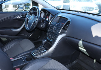 Подержанный автомобиль Opel Astra Hatchback 2010 года (9 фото)