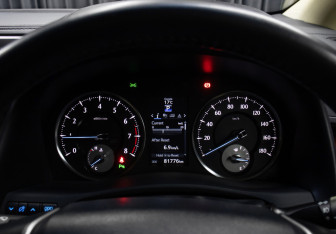 Подержанный автомобиль Toyota Vellfire 2016 года (15 фото)