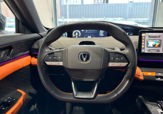 Подержанный автомобиль Changan UNI-V 2023 года (18 фото)