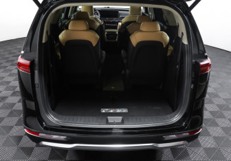 Подержанный автомобиль Kia Carnival 2021 года (10 фото)