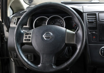 Подержанный автомобиль Nissan Tiida Hatchback 2008 года (17 фото)