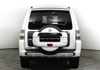 Подержанный автомобиль Mitsubishi Pajero 2014 года (6 фото)