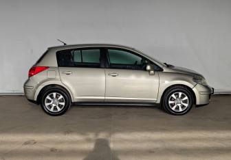 Подержанный автомобиль Nissan Tiida Hatchback 2008 года (4 фото)