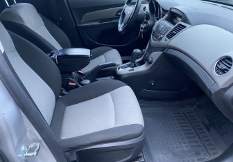 Подержанный автомобиль Chevrolet Cruze Hatchback 2012 года (9 фото)