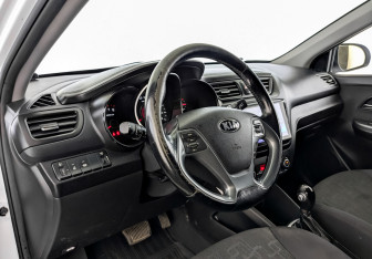 Подержанный автомобиль Kia Rio Hatchback 2015 года (16 фото)