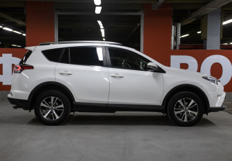 Подержанный автомобиль Toyota RAV4 2019 года (4 фото)
