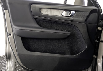 Подержанный автомобиль Volvo XC40 2020 года (19 фото)