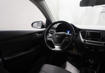 Подержанный автомобиль Hyundai Solaris Sedan 2017 года (13 фото)