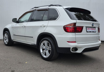 Подержанный автомобиль BMW X5 2011 года (7 фото)