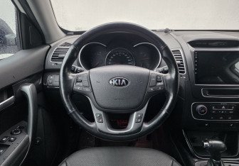 Подержанный автомобиль Kia Sorento 2017 года (12 фото)
