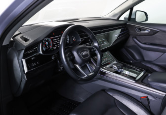 Подержанный автомобиль Audi Q7 2021 года (15 фото)
